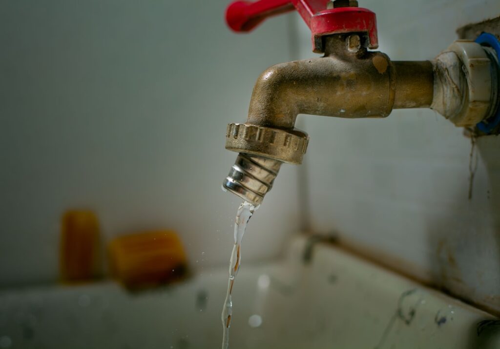 warning signs of plumbing problems in your home